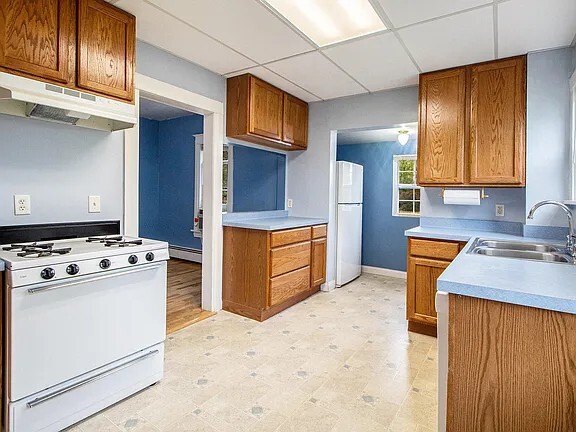 Kitchen - 702 Portage Ct