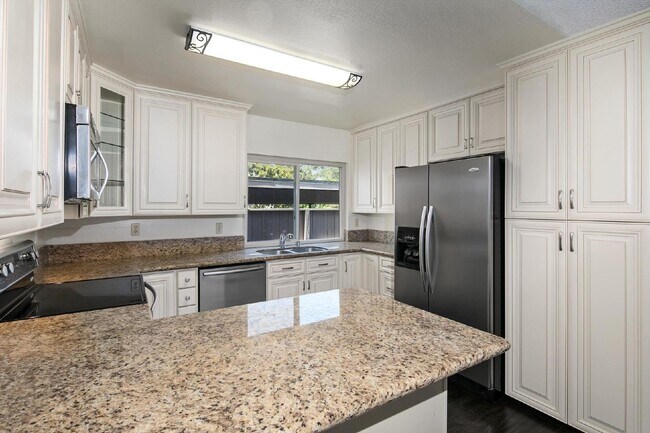 Building Photo - Stunning townhouse in La Jolla / North UTC area