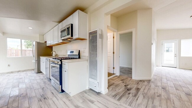 Building Photo - 2113 Dennis Ln