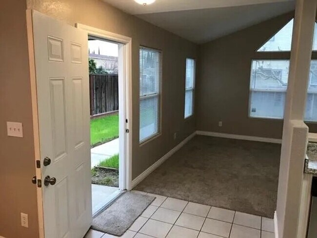 Building Photo - 1055 Vermont Ave