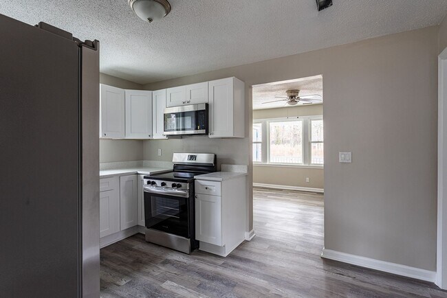 Building Photo - Welcome to this beautiful newly renovated 3-bedroom brick ranch!