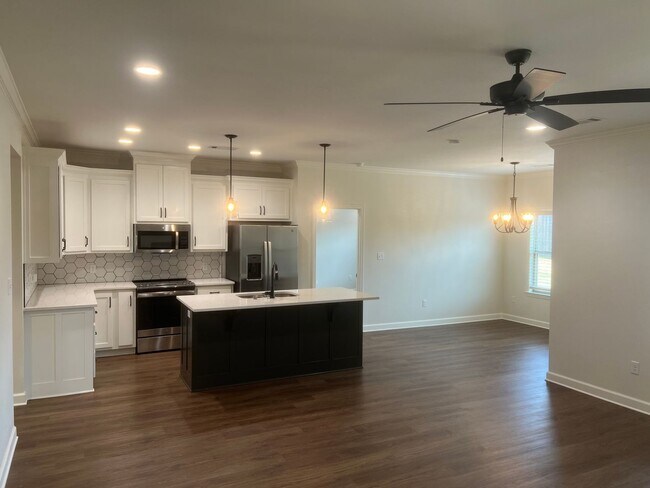 Building Photo - Charming 3 Bed 2 Bath Home