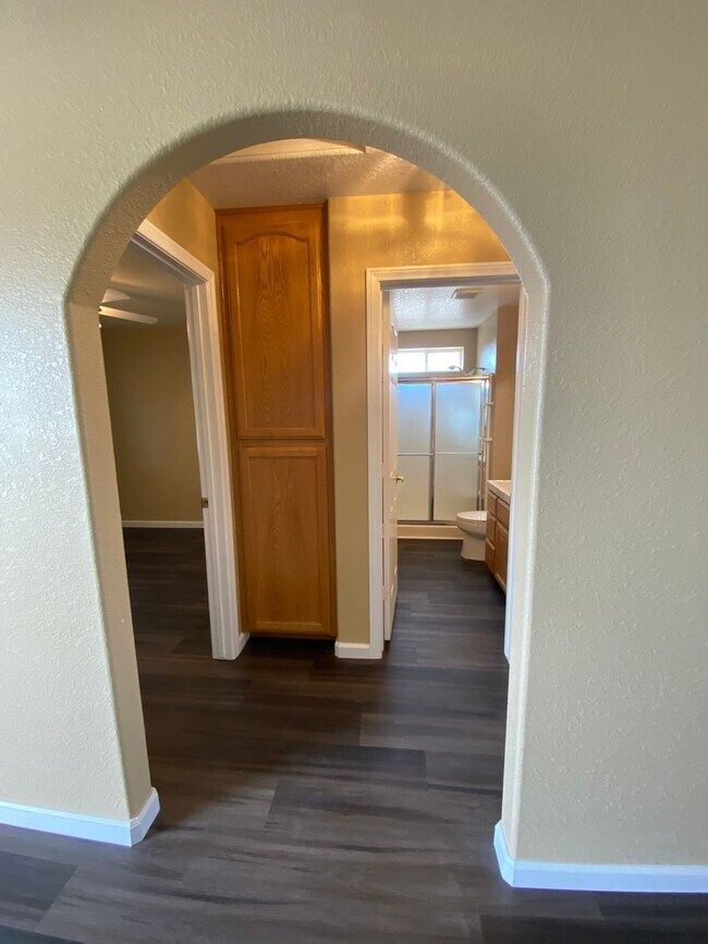 Building Photo - COUNTRY PLACE II U3 - Bluebird Avenue