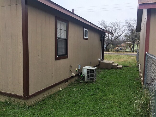 Building Photo - 406 N 2nd St