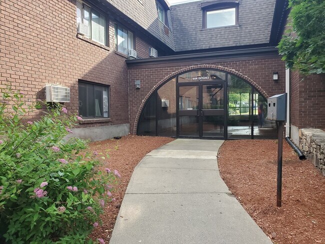 Building Photo - 688 Boston Post Rd E