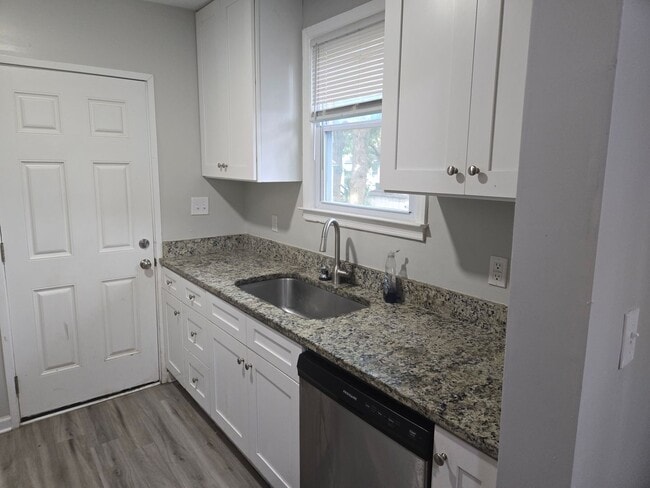 Building Photo - **Beautiful 3 Bedroom Home with Fenced Yar...