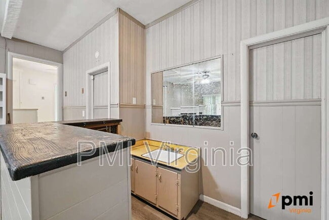 Building Photo - 812 Jasmine Ave