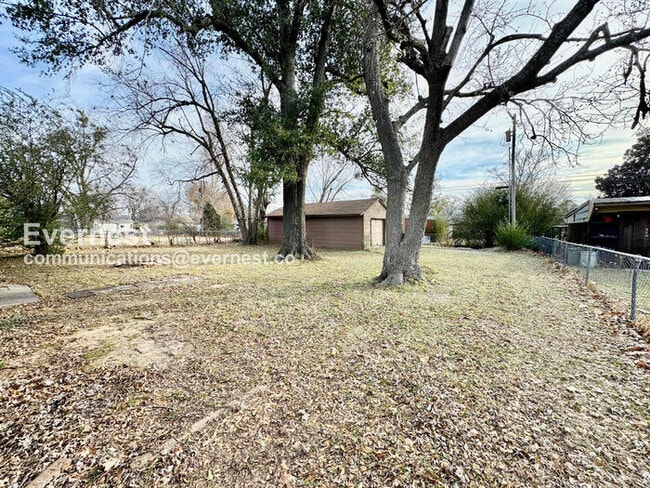 Building Photo - 3 Bed/1 Bath Home with Fenced Yard & Garage / Pet-Friendly / Available Now!