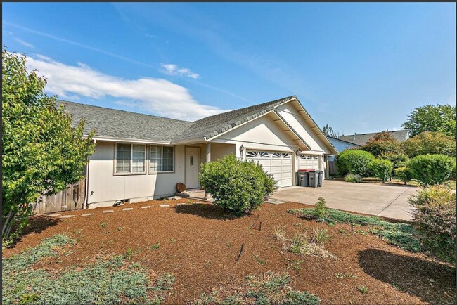 Building Photo - 522-524 Briarwood Dr.