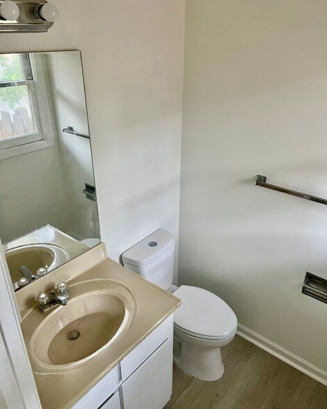 Building Photo - 402 74th Ave N