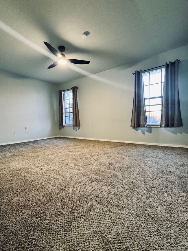 Building Photo - Beautifully Updated 2BR/2BA Condo in Gated Community – Modern Finishes & Pool Access