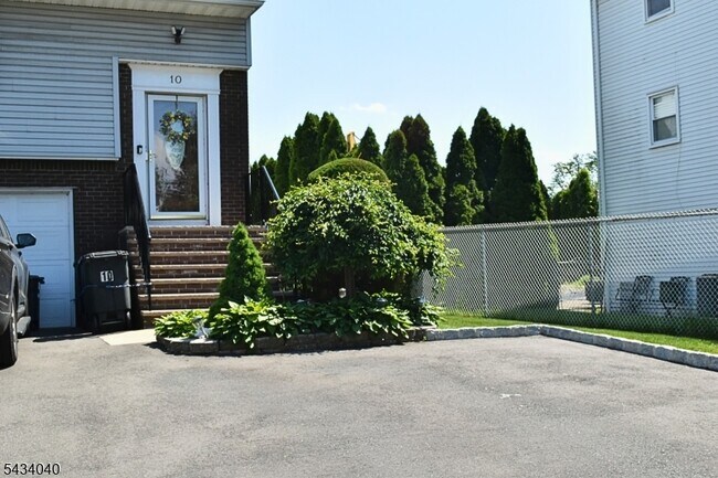 Building Photo - 10 Garden Dr