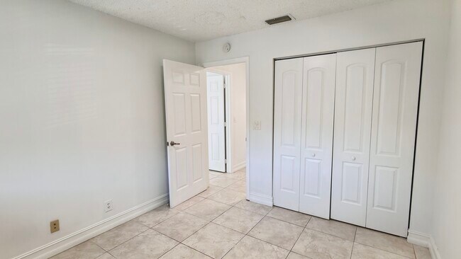 Building Photo - 501 Racquet Club Rd