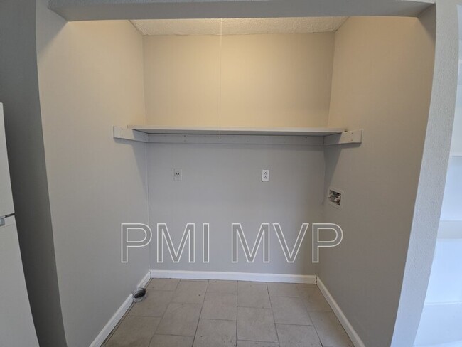 Building Photo - 834 Whitethorne Ave