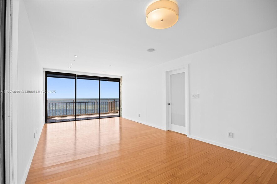 Building Photo - 1632 S Bayshore Ct