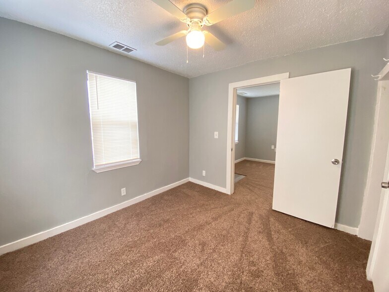 Building Photo - 1400 S Youngs Blvd