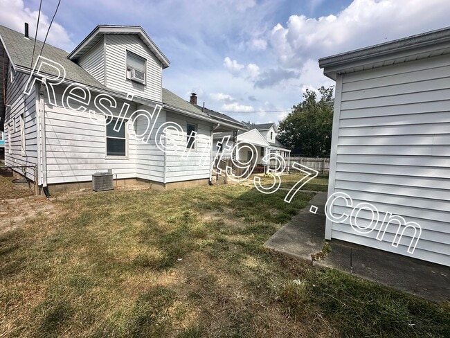 Building Photo - Spacious 4 bedroom 2 Bath home