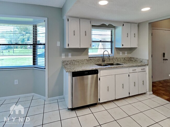 Building Photo - 11136 Mercedes St