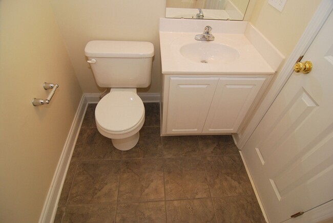 Building Photo - 2 Bedroom, 2.5 Bath in Hampton Forest - Av...