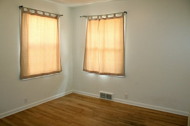 Building Photo - 1845 Crestmore Pl