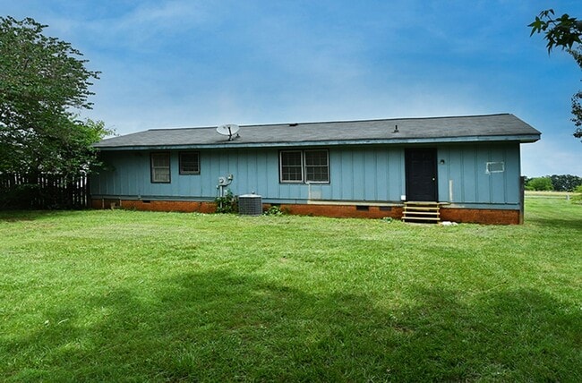 Building Photo - Country ranch 3 bedroom