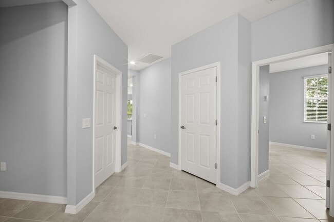 Building Photo - Stunning property, newer construction 3 sp...