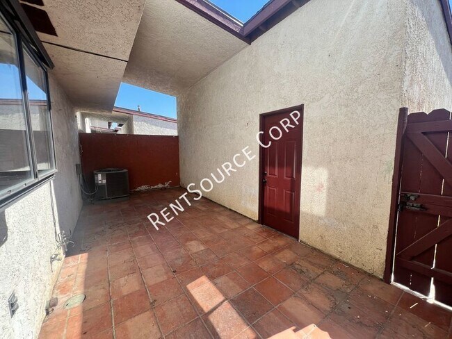 Building Photo - 3 Bedroom Two Story Townhome for Rent in E...