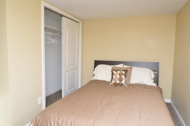 Building Photo - Spacious 3-Bed Duplex with Garage and 2 bathrooms in Minneapolis!