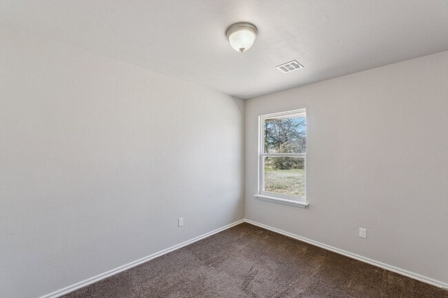 Building Photo - Beautiful 3 Bedroom, 2 Bath Home Close to Choctaw