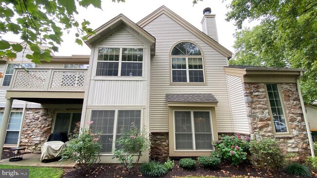 Building Photo - 1010 Foxmeadow Dr