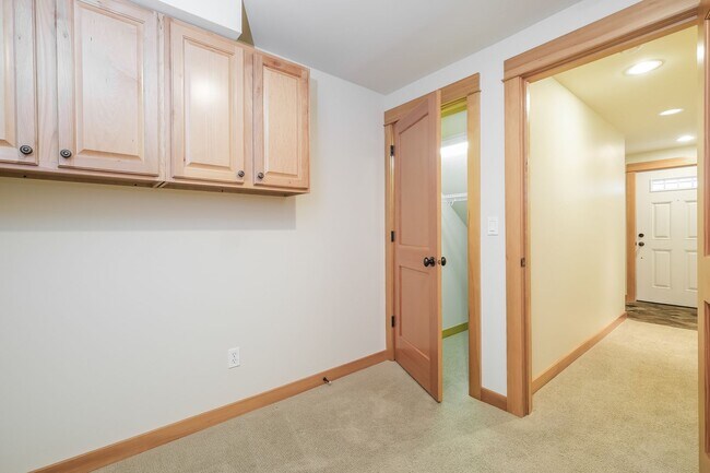 Building Photo - Bright and Spacious Residence with Vaulted Ceilings and Garage