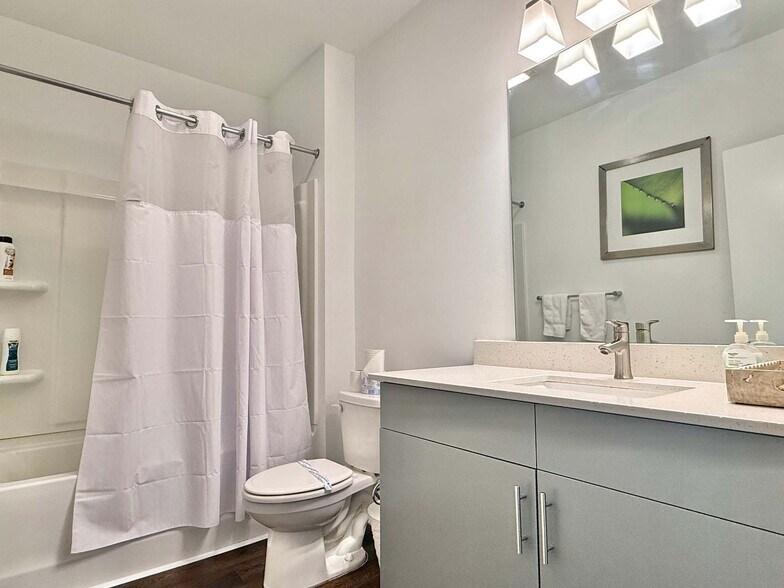 Building Photo - 542 Boulevard NE