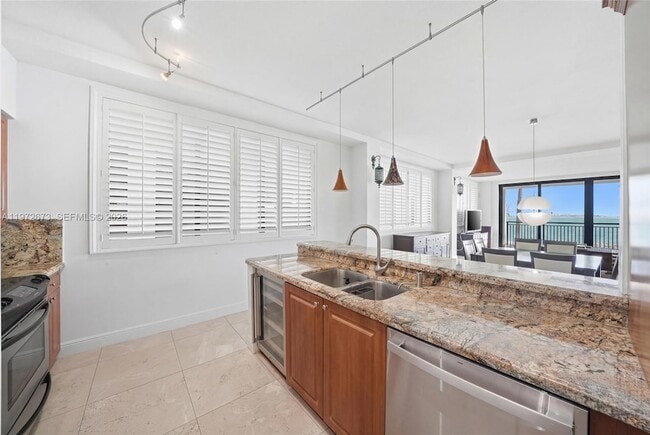 Building Photo - 540 Brickell Key Dr