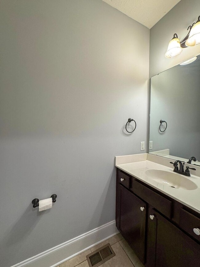 Building Photo - Stunning 4 Bed 2.5 Bath Home in Aberdeen