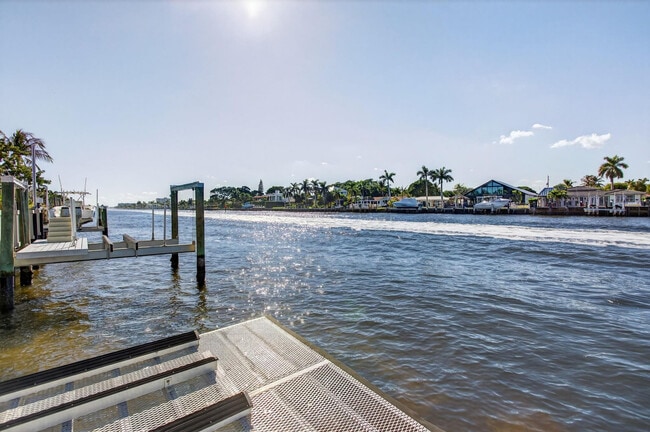 Building Photo - 513 S Riverside Dr