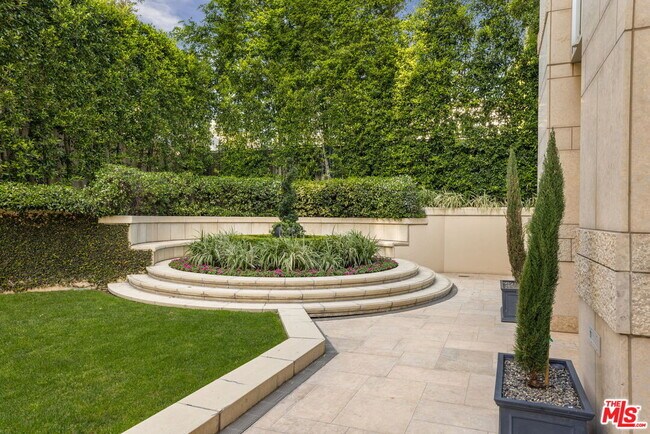 Building Photo - 10727 Wilshire Blvd