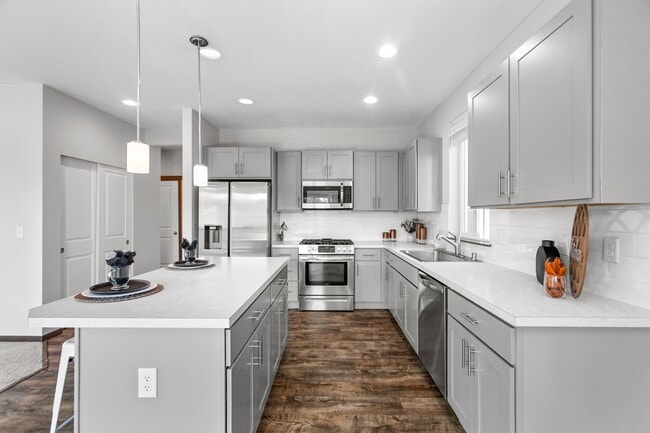 Building Photo - Newer 5 Bedroom Home off Loxie Eagans! Min...