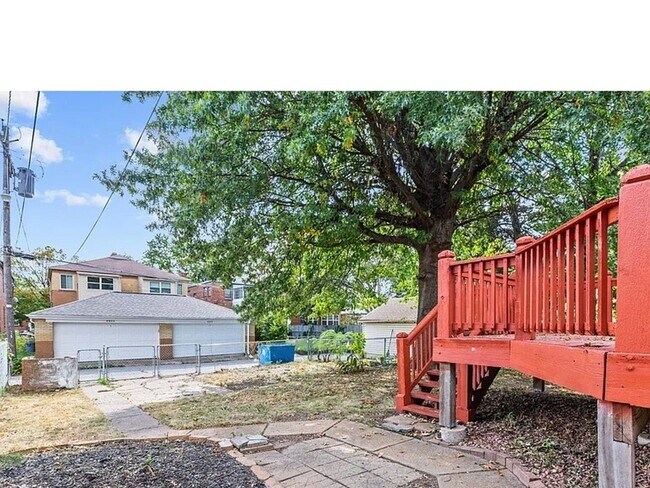 Building Photo - Comfortable Living in the Heart of South St. Louis