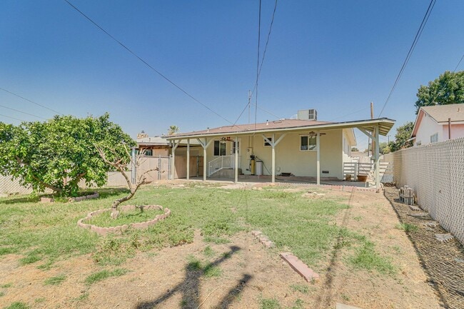 Building Photo - Newly Remodeled East Side Home!