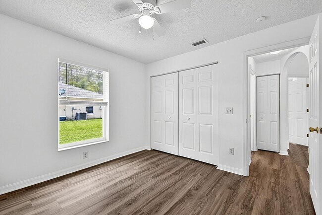 Building Photo - 15 Renmont Ct