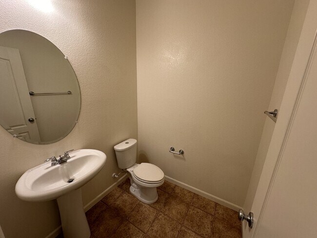 Building Photo - Gorgeous 4 Bedroom, 2.5 Bath Single Story in Summer Lakes Community
