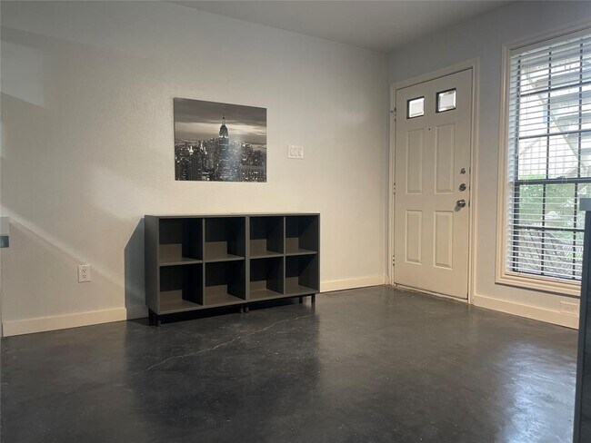 Building Photo - 1311 Antoine Dr