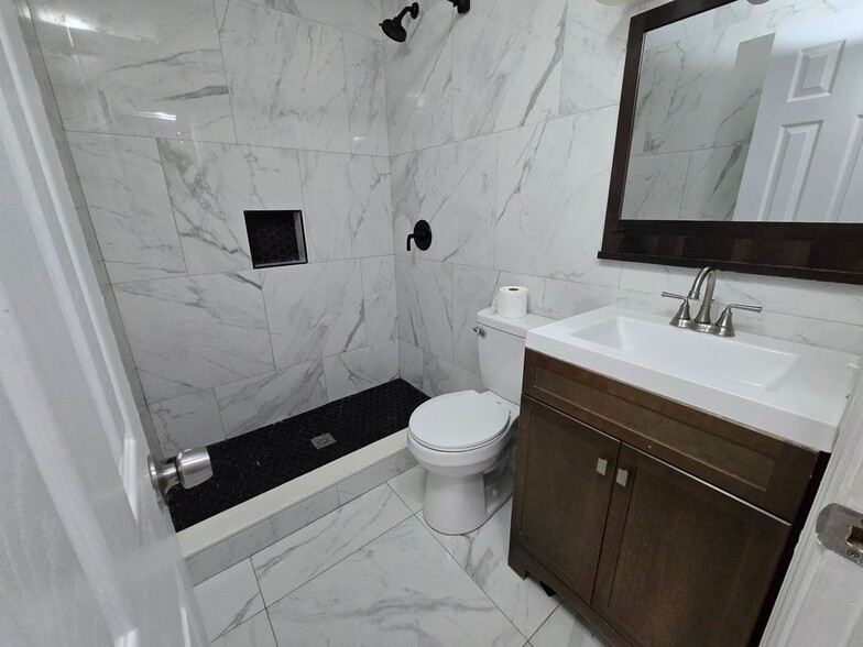 Building Photo - 1021 SW 32nd Ct