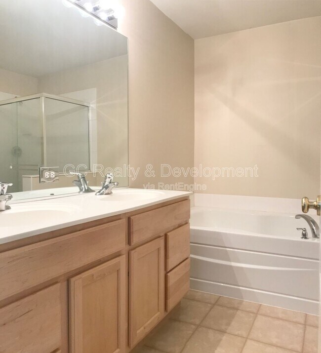 Building Photo - 922 Kings Canyon Dr