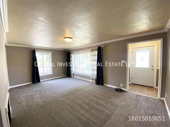 Building Photo - 236 400 S