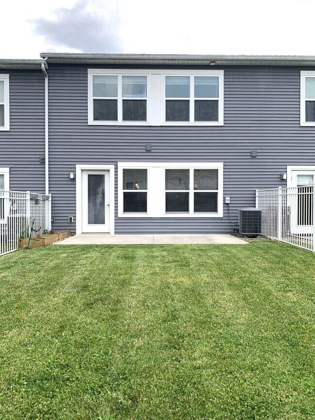 Building Photo - Spacious 3-Bed, 2.5-Bath Townhouse with Fe...