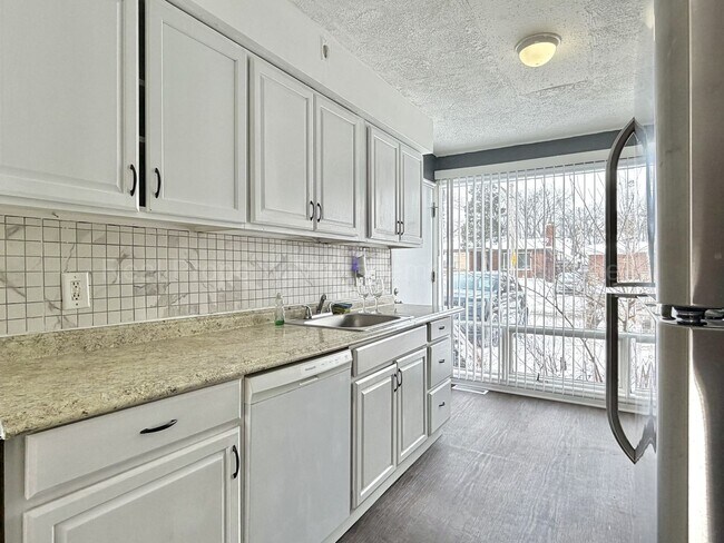 Building Photo - Beautiful Mid-Century 3 Bedroom Steps from Detroit Golf Club!