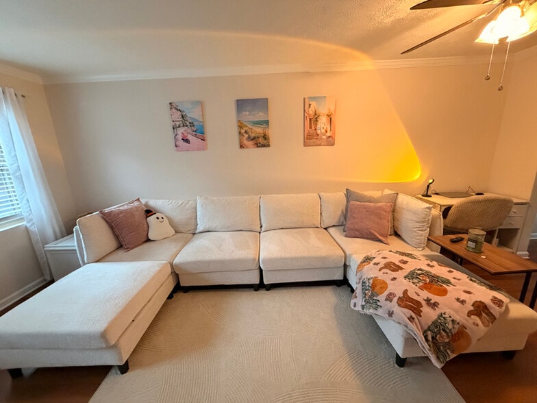 Building Photo - 245 Winding River Dr