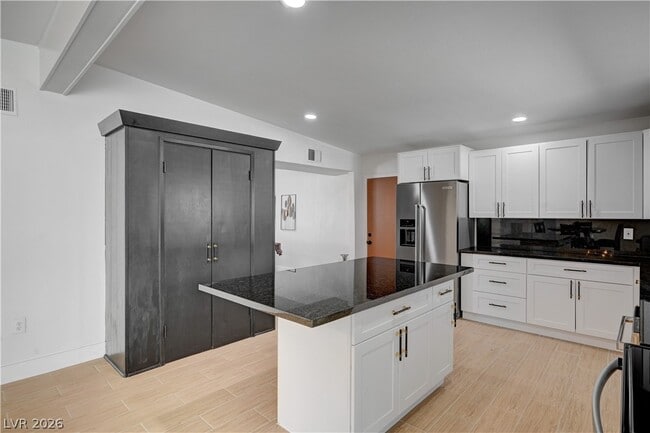 Building Photo - 1799 Valley Dr