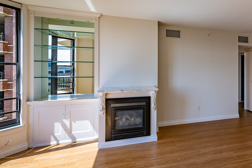 Building Photo - 500 W Harbor Dr